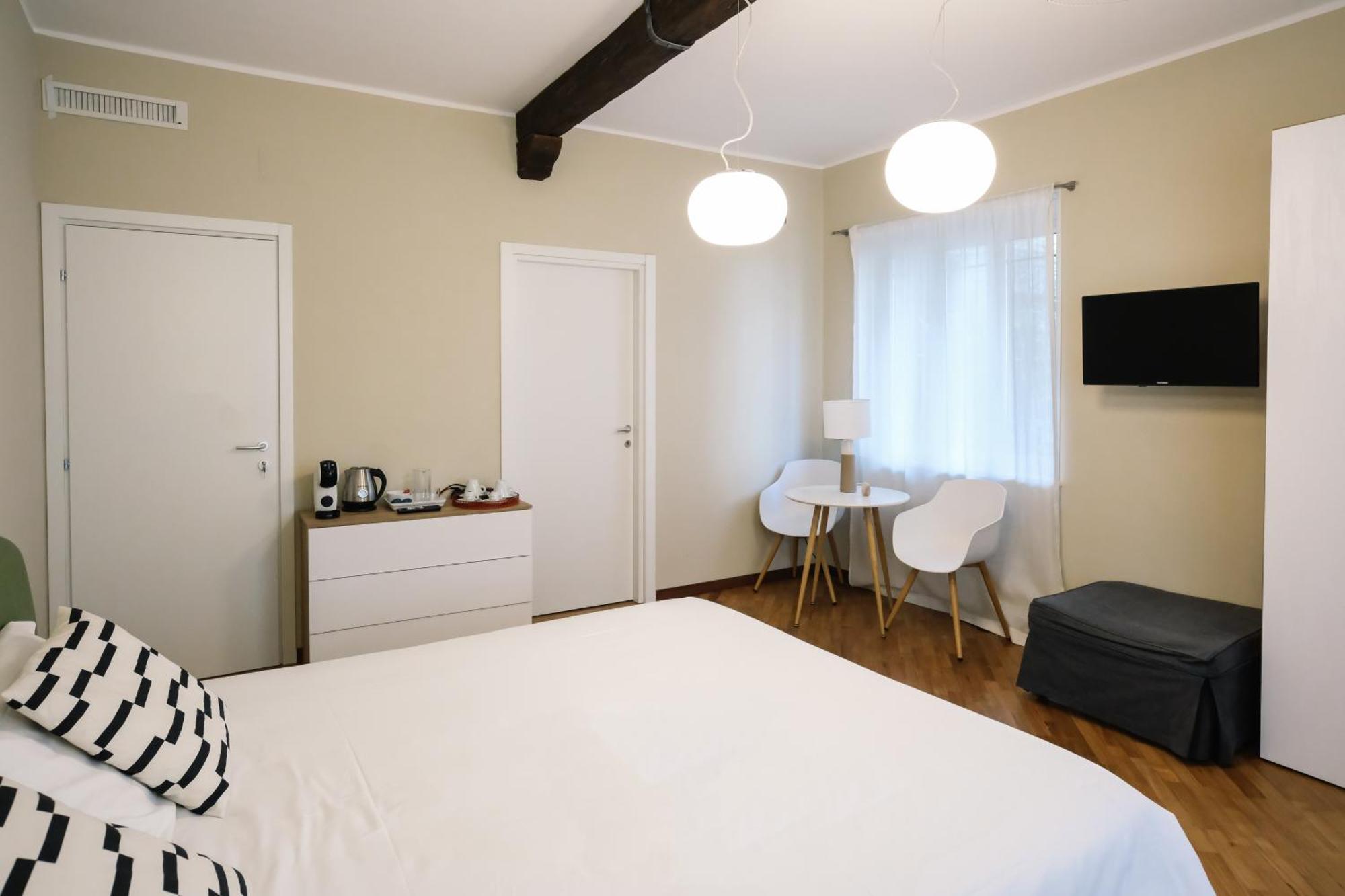 Flora Inn, Scotti's House - Due Passi In Centro 2*